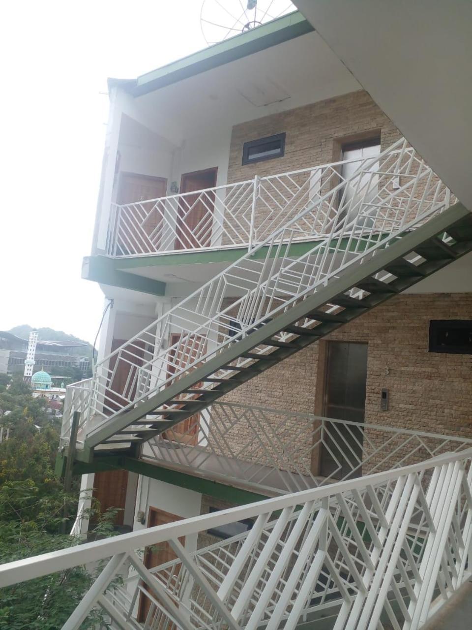 Triple 8 Suites ลาบวนบาโจ ภายนอก รูปภาพ