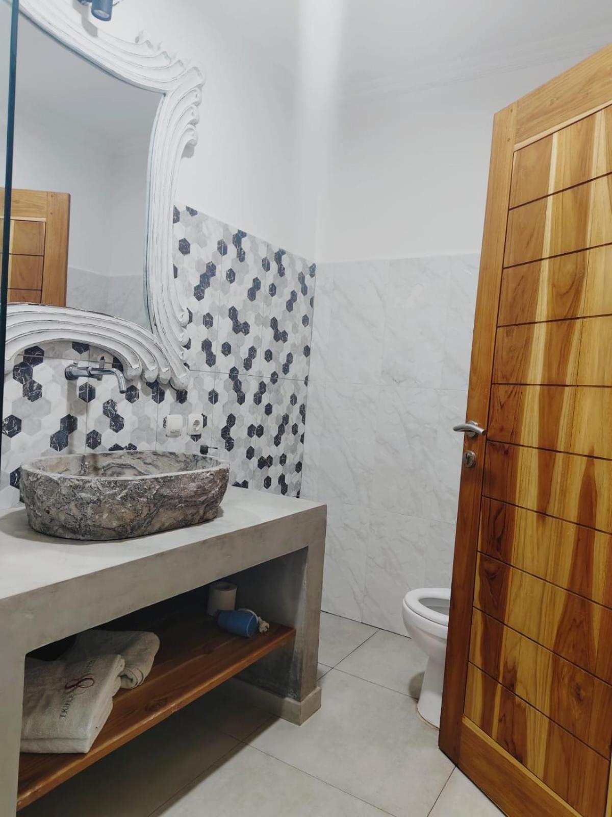 Triple 8 Suites ลาบวนบาโจ ภายนอก รูปภาพ