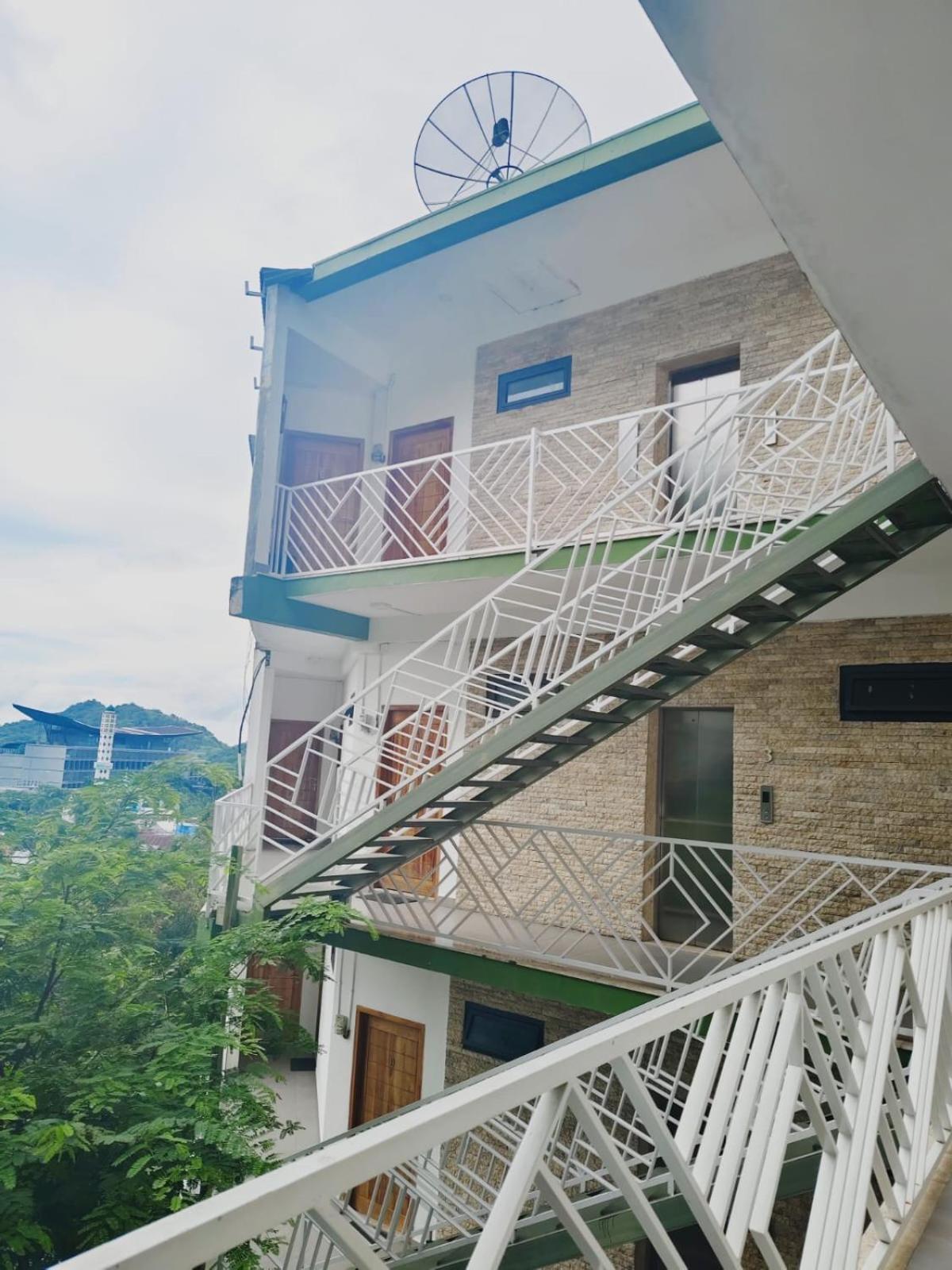 Triple 8 Suites ลาบวนบาโจ ภายนอก รูปภาพ